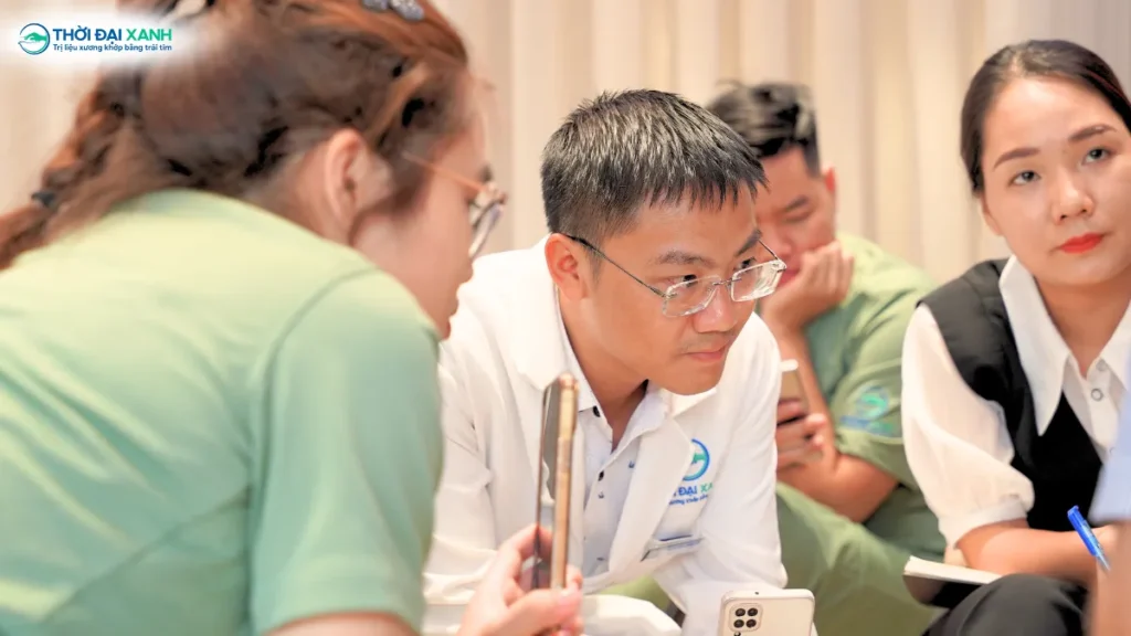 Chuyên gia Cliff Eaton hướng dẫn Laser công suất cao trong phục hồi chức năng.