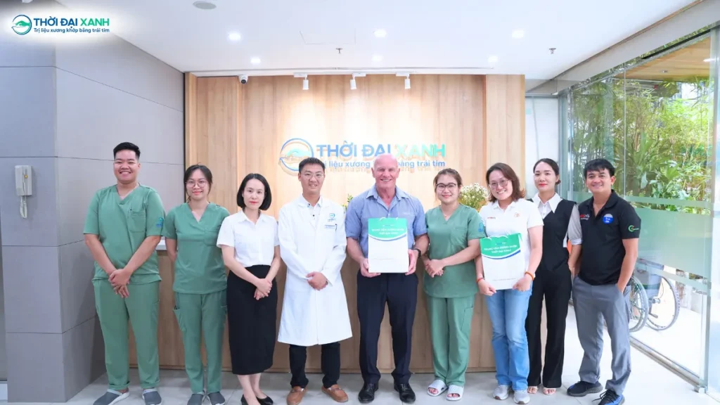 Thạc sĩ Khoa học Cliff Eaton chụp hình lưu niệm cùng các bác sĩ và kỹ thuật viên tại buổi đào tạo ứng dụng Laser công suất cao ở Thời Đại Xanh