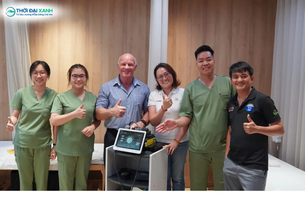 Khoảnh khắc kết thúc buổi đào tạo ứng dụng Laser công suất cao tại Trung Tâm Xương Khớp Thời Đại Xanh.