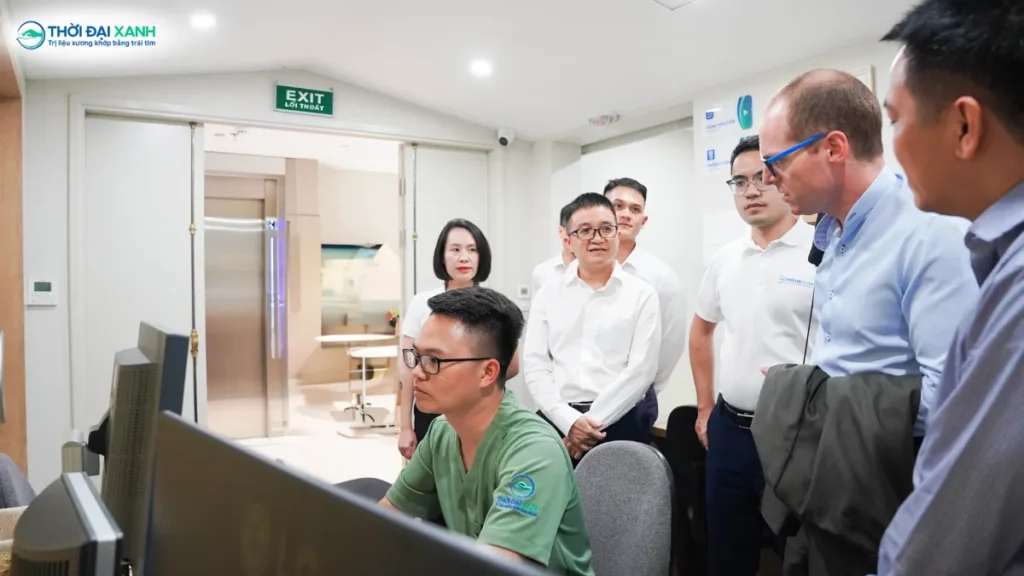 Đại diện Thời Đại Xanh và Siemens Healthineers trao đổi về định hướng phát triển công nghệ MRI, hướng đến tự động hóa quy trình và nâng cao trải nghiệm cho người bệnh.