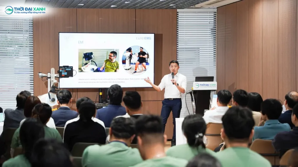 Các diễn giả chia sẻ góc nhìn về sự phát triển của phục hồi chức năng bằng robot trên thế giới, vai trò của công nghệ trong hỗ trợ phục hồi vận động, nâng cao hiệu quả điều trị và tối ưu trải nghiệm cho người bệnh.