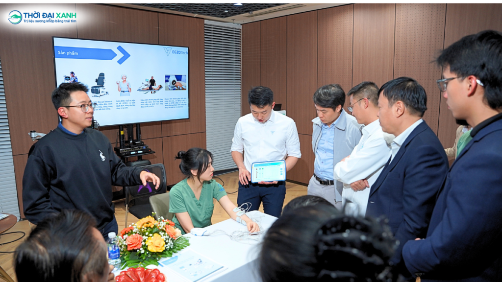Các khách mời tham dự được trực tiếp quan sát, trải nghiệm và tương tác với các thiết bị robot phục hồi chức năng