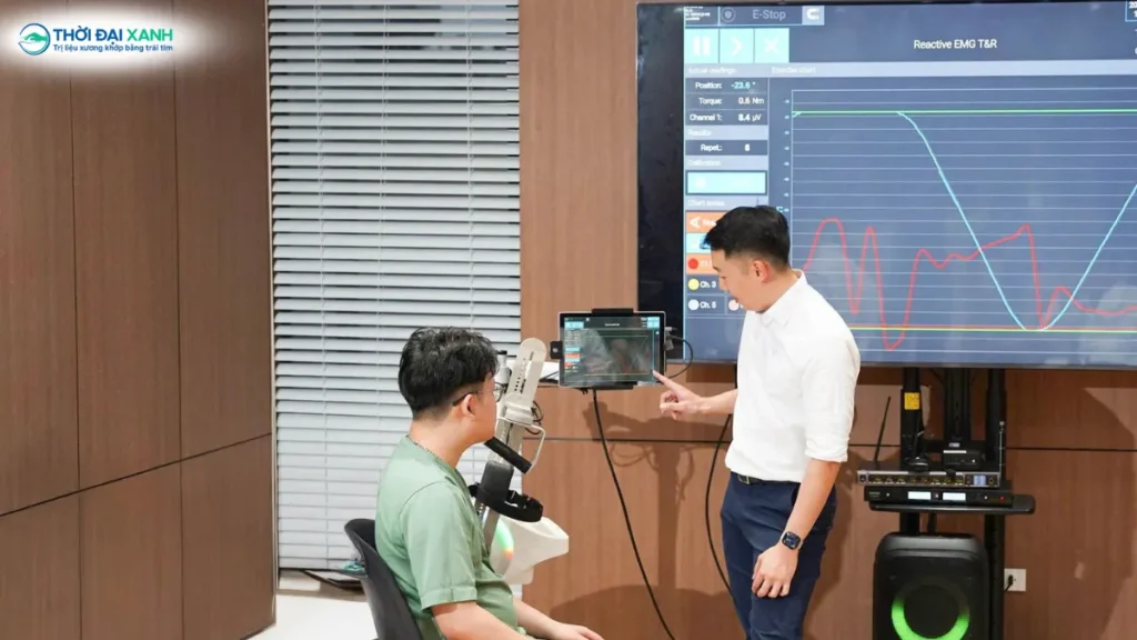 Khách mời tham dự được trực tiếp quan sát và trải nghiệm ứng dụng thực tế của robot phục hồi chức năng Luna EMG kết hợp cùng thiết bị phản hồi sinh học và kích thích điện Stella BIO
