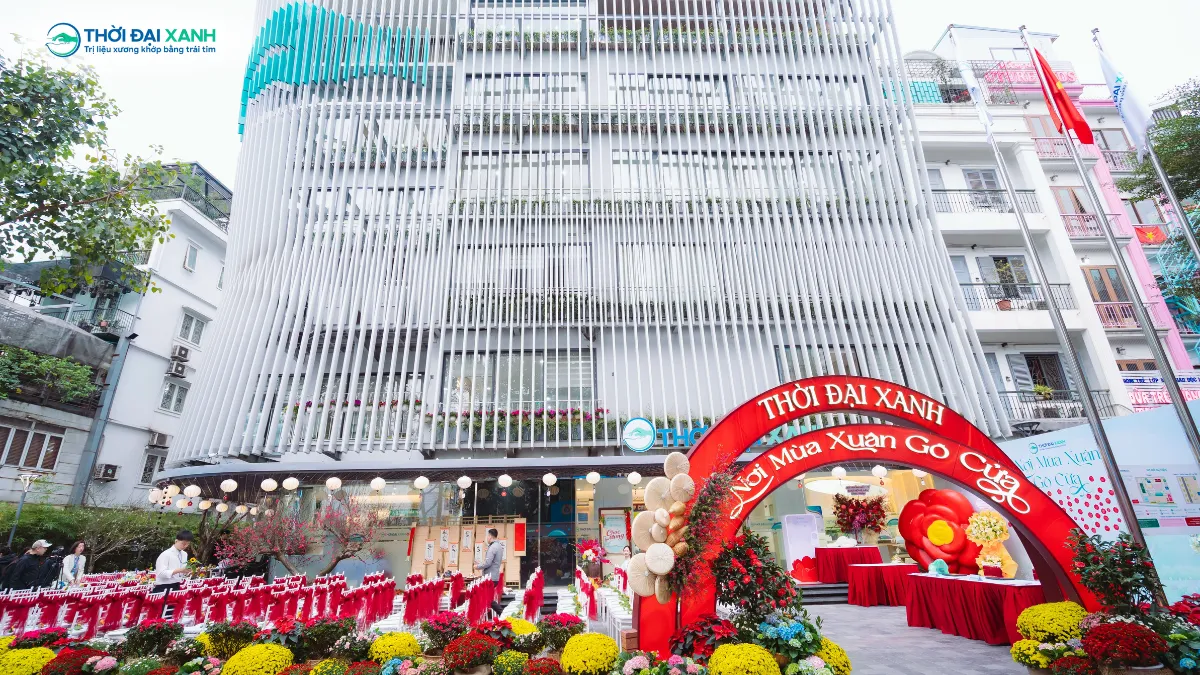 Thời Đại Xanh chọn cách hiện diện lặng lẽ nhưng bền bỉ, để mỗi người khi bước qua cánh cửa ấy đều cảm nhận được sự an tâm, tin cậy và ấm áp, không chỉ trong khoảnh khắc bắt đầu, mà suốt cả hành trình về sau.