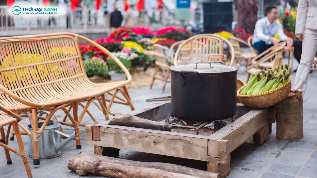 Gói bánh chưng ngày Tết, nét sinh hoạt truyền thống gợi ký ức sum vầy của Tết Hà Nội.