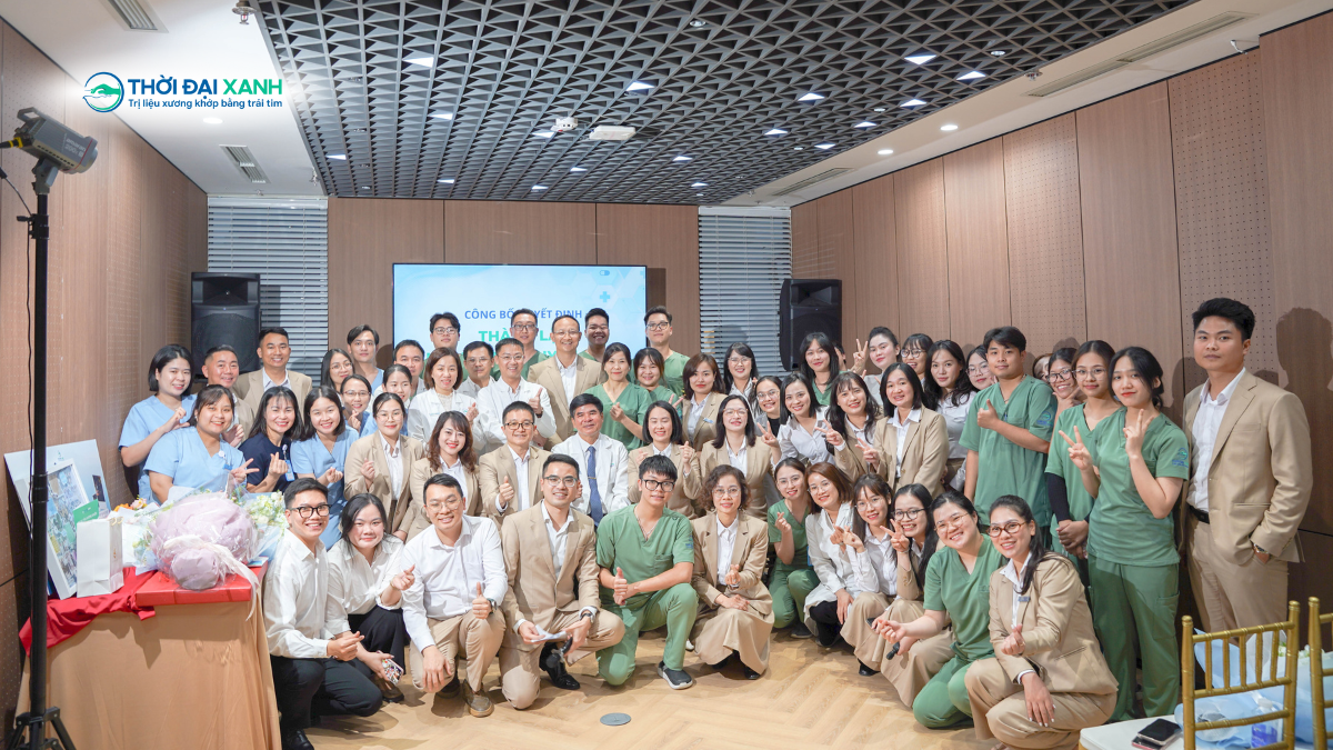 Tại buổi lễ Bổ nhiệm chủ tịch hội đồng chuyên môn Thời Đại Xanh – Giáo sư Phạm Văn Minh chụp cùng tập thể cán bộ, nhân viên.