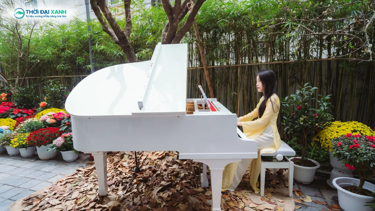 Nghệ sĩ biểu diễn piano trong không gian xuân của sự kiện.