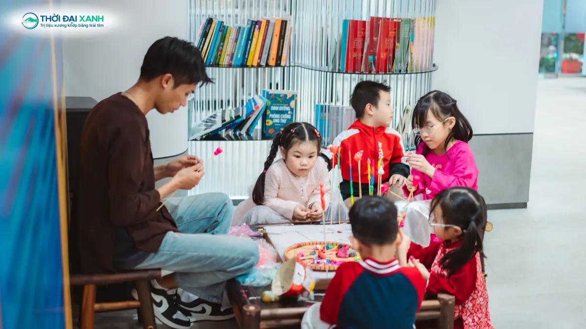 Hoạt động nặn tò he thu hút các vị khách nhỏ tuổi.