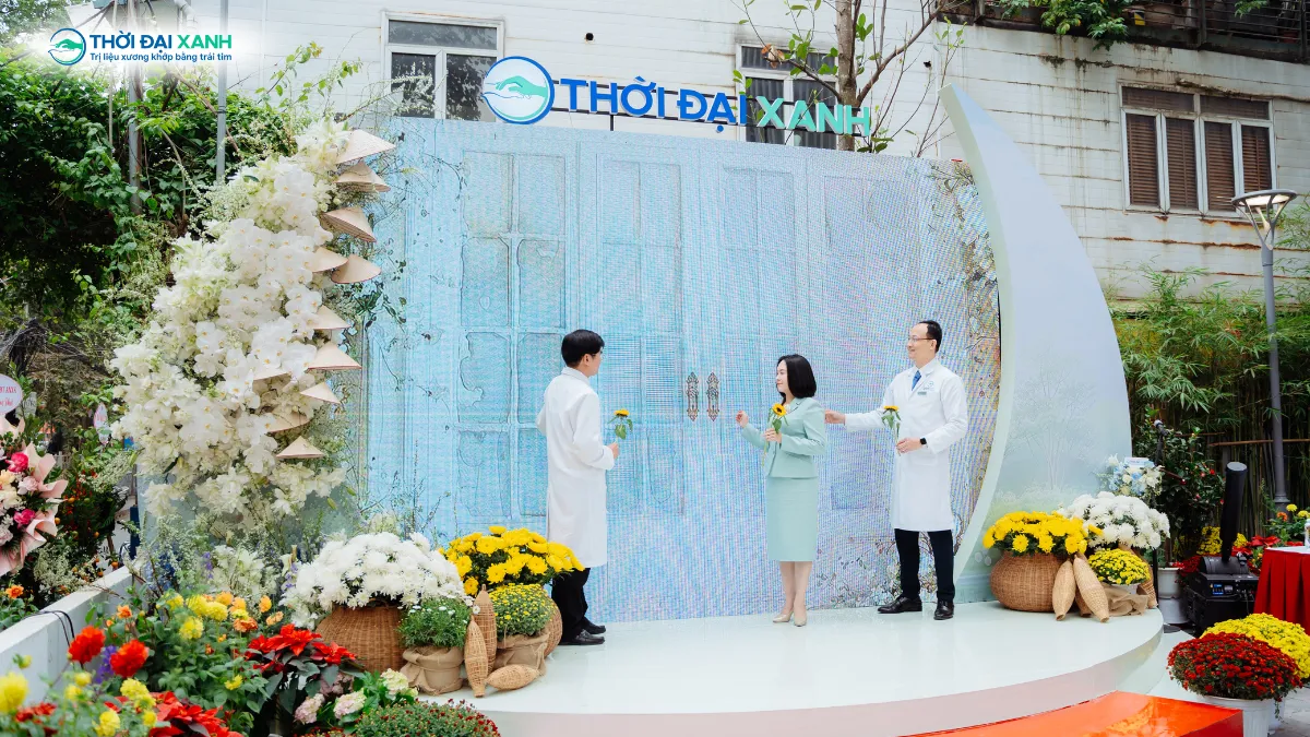 Nghi thức gõ cánh cửa diễn ra trên sân khấu như một khoảnh khắc đánh dấu sự ra đời chính thức của Trung Tâm Xương Khớp Thời Đại Xanh