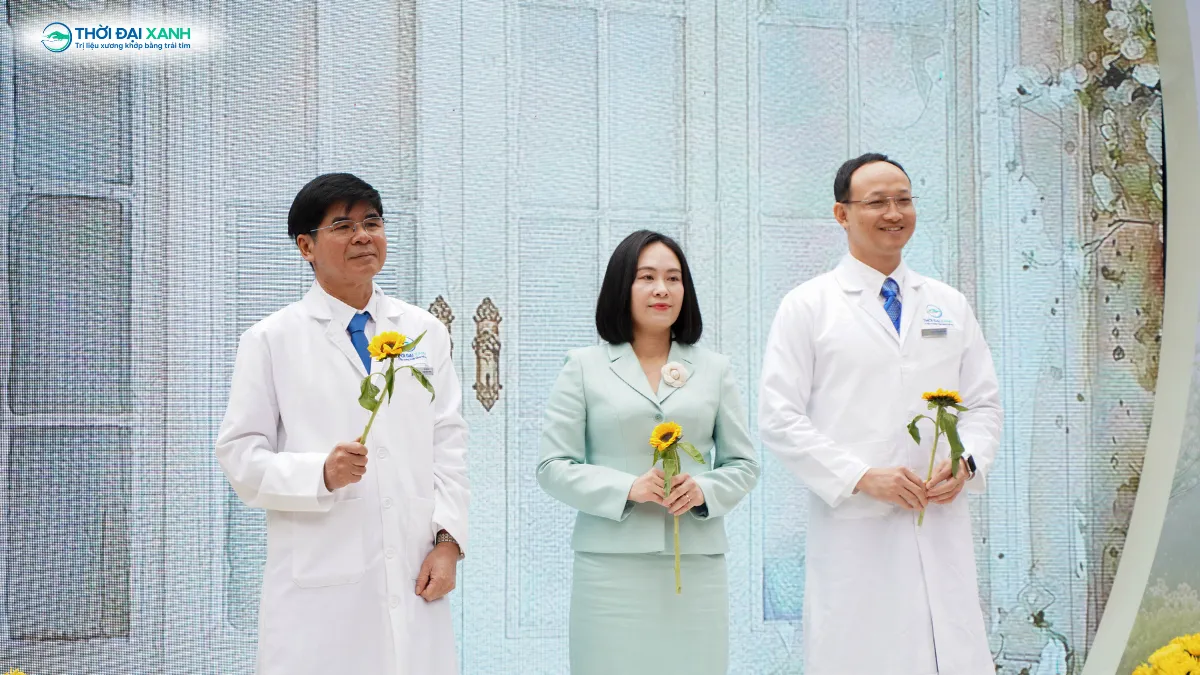 Đại diện Ban lãnh đạo và Hội đồng Chuyên môn Thời Đại Xanh tại lễ ra mắt Trung tâm Cơ xương khớp, thể hiện sự thống nhất về định hướng phát triển phục hồi chức năng cơ xương khớp.