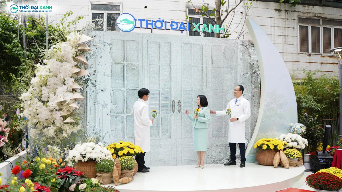 Khoảnh khắc đại diện Ban lãnh đạo và Hội đồng Chuyên môn Thời Đại Xanh thực hiện nghi thức “Nơi Mùa Xuân Gõ Cửa" trên sân khấu tại buổi lễ Ra mắt.