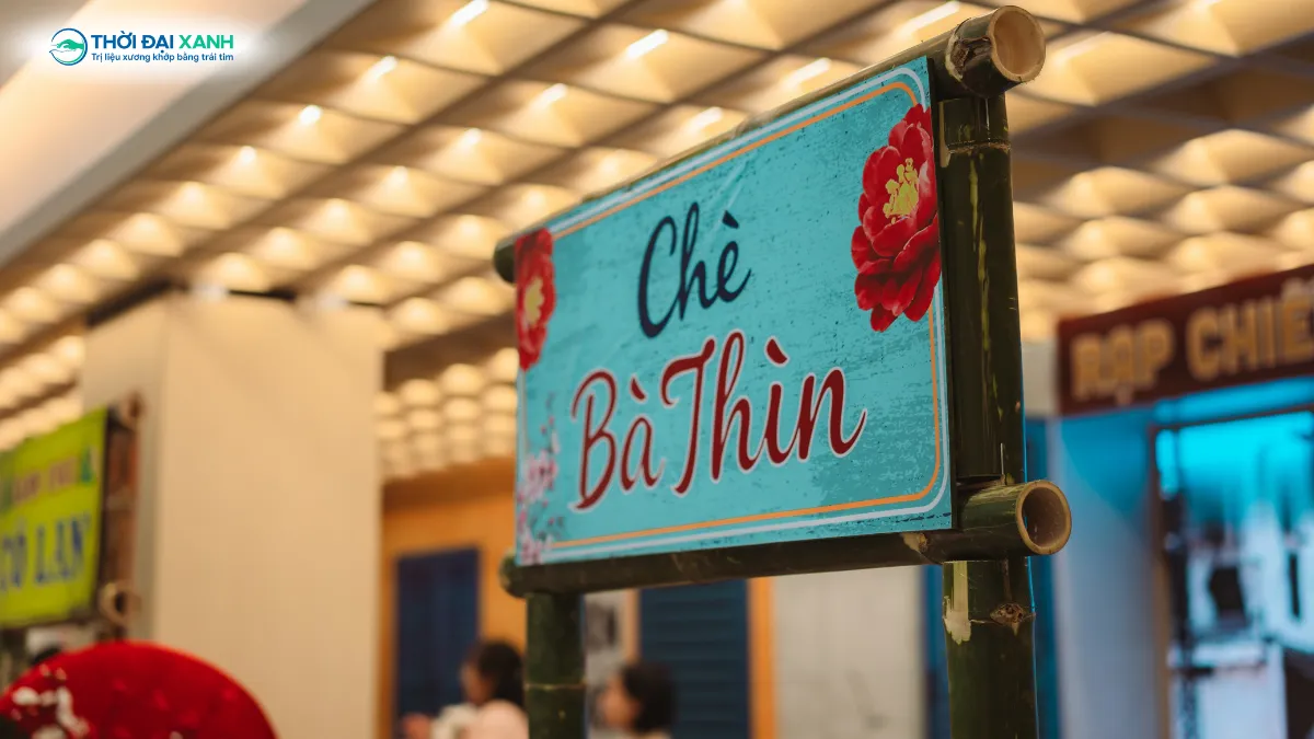 Ẩm thực truyền thống với bánh khúc cô Lan, chè Bà Thìn, cửa hàng mậu dịch phục vụ nước chè, kẹo lạc...