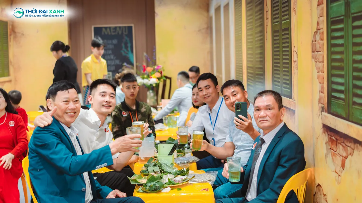 Không gian bia hơi tđược sắp đặt như một góc phố cũ, nơi khách mời có thể dừng chân, trò chuyện và trải nghiệm hoàn toàn miễn phí.