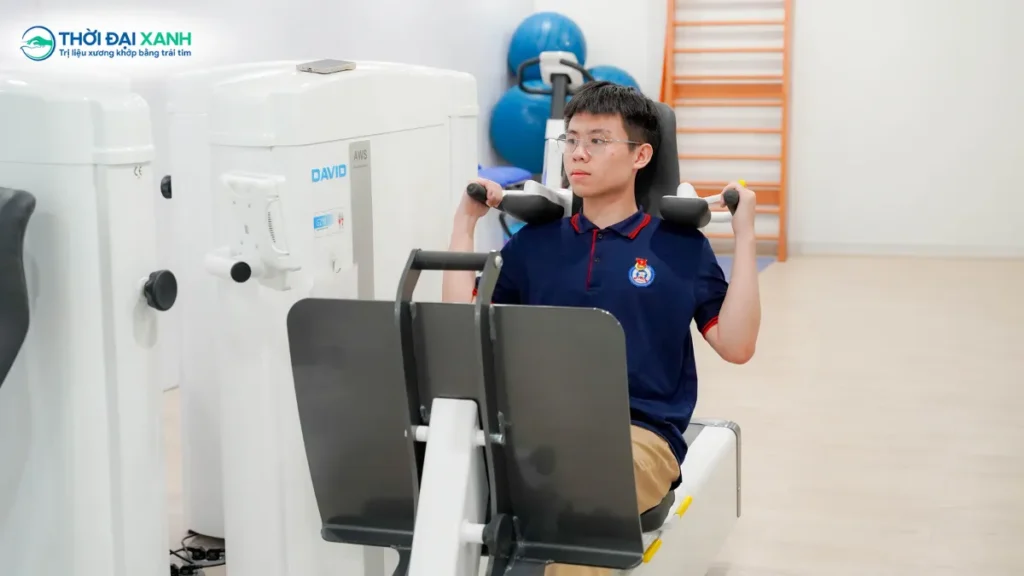 Bên cạnh các bài tập Schroth, đội ngũ Giáp sư, Bác sĩ tại Thời Đại Xanh còn xây dựng cho Tiến Đức lộ trình kết hợp cùng hệ thống Phục hồi chức năng David.