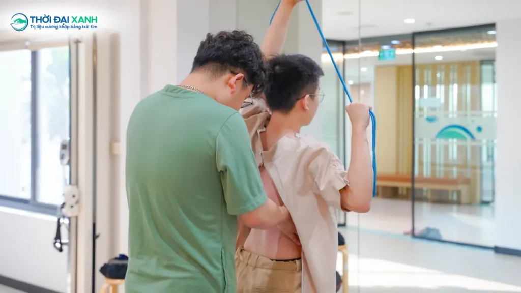 Trong quá trình tập luyện bằng phương pháp Schroth, các kỹ thuật viên Thời Đại Xanh sẽ luôn theo sát, hướng dẫn tỉ mỉ từng động tác và điều chỉnh chương trình tập luyện phù hợp với từng giai đoạn phục hồi của khách hàng.
