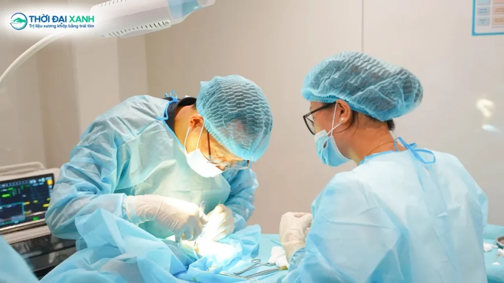 Thạc sĩ, Bác sĩ Trần Quốc Khánh cùng Ekip thực hiện tiểu phẫu điều trị hội chứng ống cổ tay.