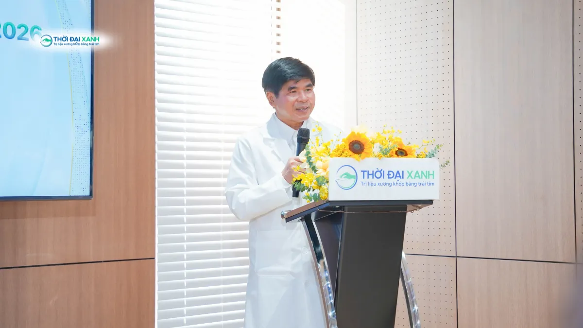 GS.TS.BS Phạm Văn Minh trong buổi chia sẻ chuyên môn tại Trung Tâm Xương Khớp Thời Đại Xanh