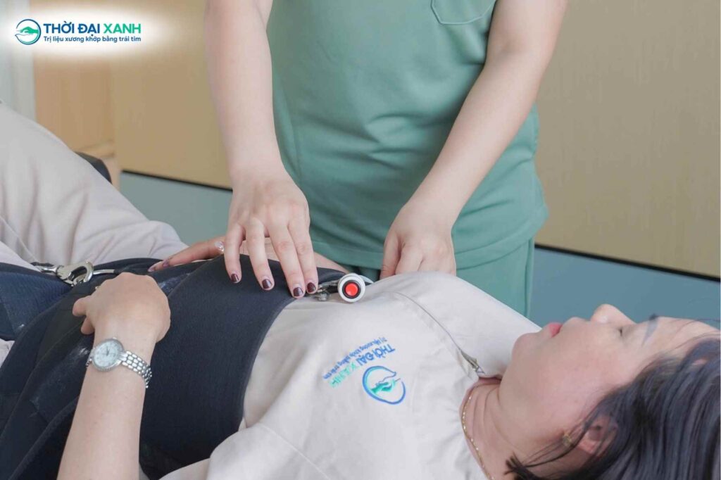 Vật lý trị liệu giúp giảm tải áp lực lên vùng tổn thương, giải phóng chèn ép rễ thần kinh và cải thiện khả năng vận động của cô Lan