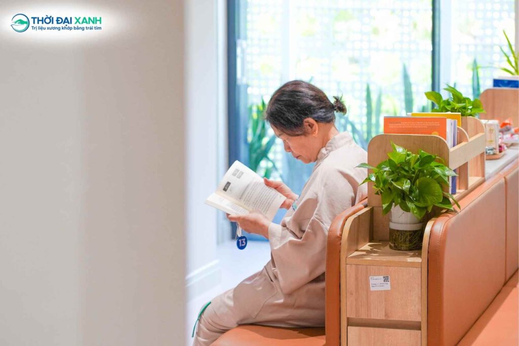 Từ những ngày khó khăn trong từng cử động, đến hôm nay cô Lan đã có thể thư thả đọc sách trong khi chờ thăm khám tại Thời Đại Xanh