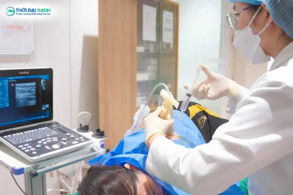 Tại Thời Đại Xanh, thủ thuật tiêm khớp được thực hiện dưới hướng dẫn của siêu âm để đảm bảo sự chính xác cũng như tăng cường hiệu quả điều trị cho khách hàng.