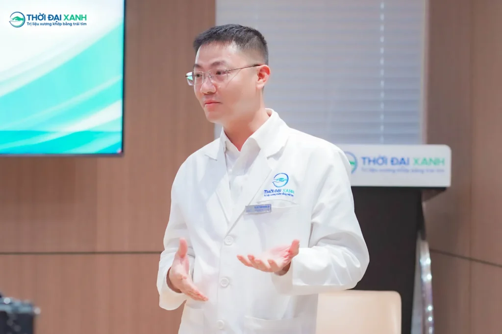 BSCKI Trần Quang Chí (Chuyên khoa PHCN) trao đổi về chuyên môn phục hồi chức năng tại chương trình.