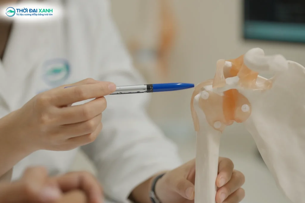 Tiêm khớp là kỹ thuật đưa các hoạt chất điều trị trực tiếp vào ổ khớp hoặc các tổ chức phần mềm quanh khớp.
