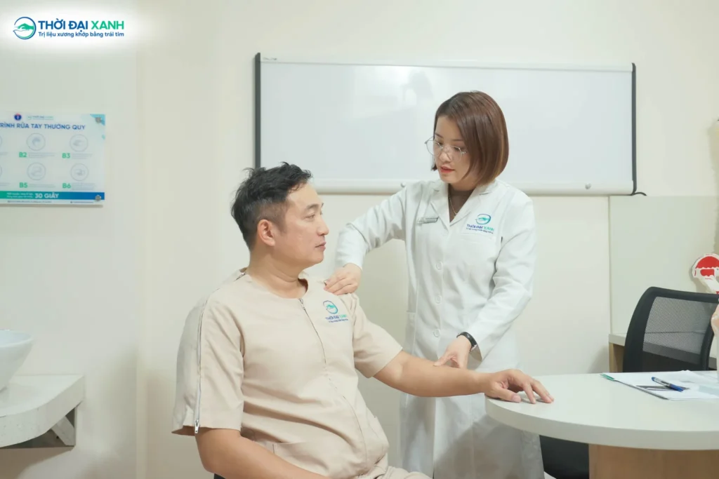 Tiêm khớp được chỉ định khi các biện pháp điều trị bằng thuốc hoặc vật lý trị liệu đơn thuần không mang lại kết quả như mong đợi.