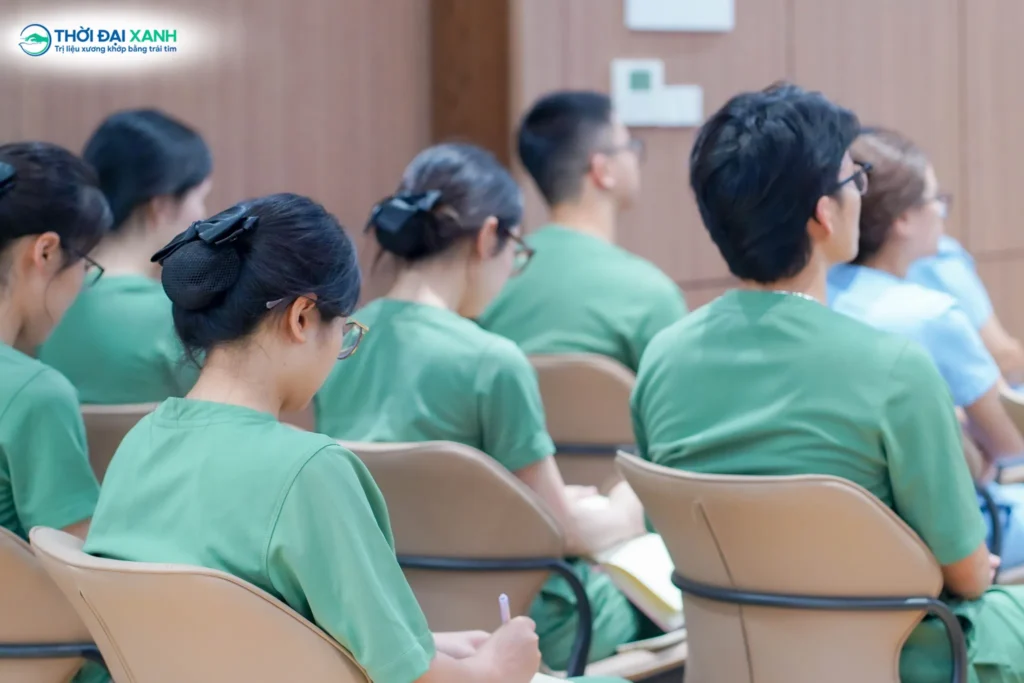 Việc liên tục tổ chức các buổi đào tạo nội bộ minh chứng cho nỗ lực của Thời Đại Xanh trong việc chuẩn hóa chất lượng y tế.