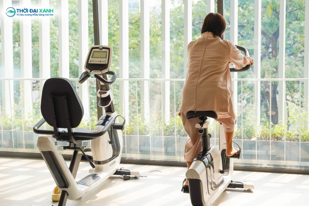 Sau khi tiêm khớp, khách hàng cần vận động nhẹ nhàng và thực hiện các bài tập vật lý trị liệu theo hướng dẫn để tăng cường sức mạnh cơ quanh khớp.