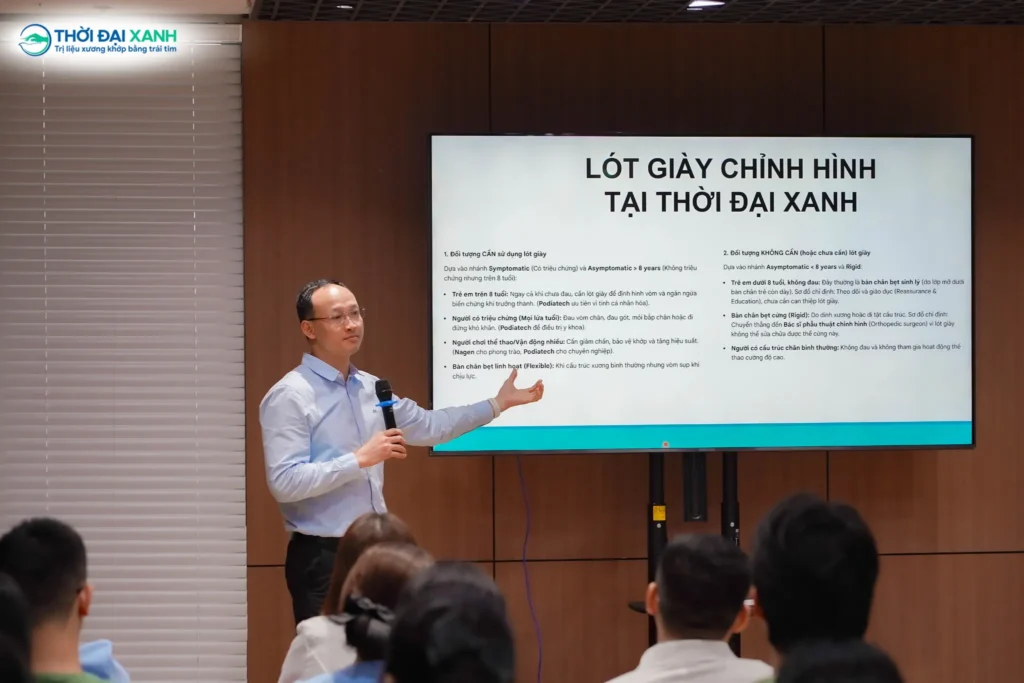 Giải pháp lót giày chỉnh hình tại Thời Đại Xanh giúp hỗ trợ nâng đỡ vòm chân, cân chỉnh lại trục cổ chân và ngăn ngừa hiệu quả các biến chứng của bàn chân bẹt.