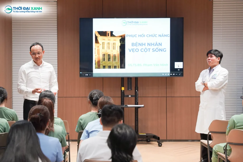 ThS.BS Trần Quốc Khánh - Chuyên khoa Ngoại cột sống chia sẻ tại buổi đào tạo.