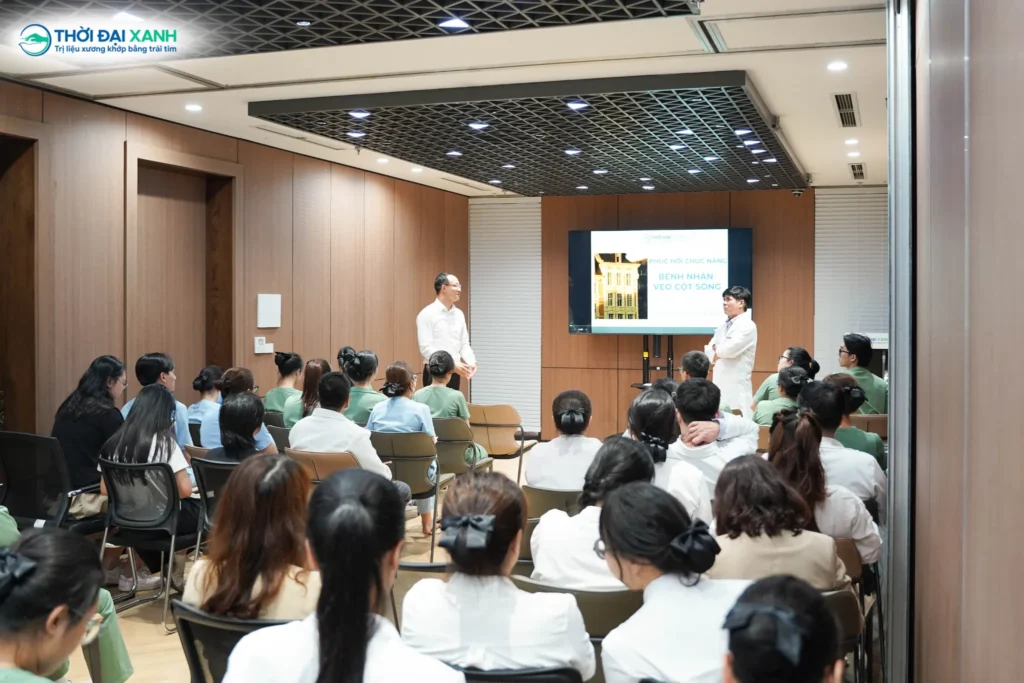 Những ý kiến đóng góp, thảo luận chuyên môn sôi nổi diễn ra tại buổi đào tạo cong vẹo cột sống.