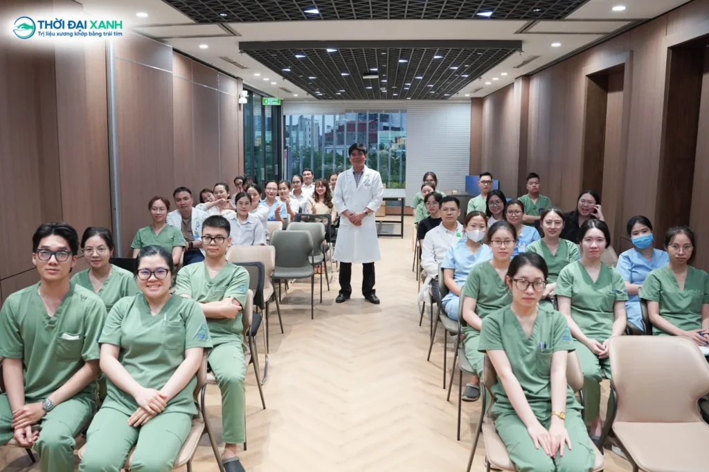 Tập thể Đội ngũ Giáo sư, Bác sĩ và Cán bộ nhân viên Thời Đại Xanh chụp hình lưu niệm sau khi kết thúc chương trình.