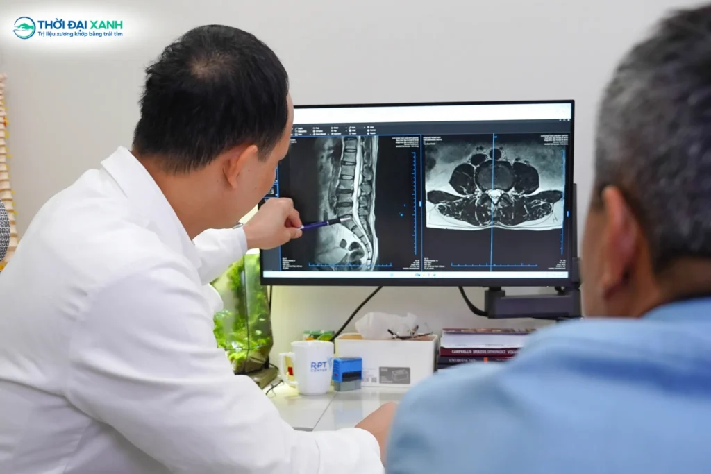 Xẹp đốt sống và phù tủy xương thân đốt sống là những biến chứng nguy hiểm sau chấn thương, đặc biệt thường gặp ở người cao tuổi.