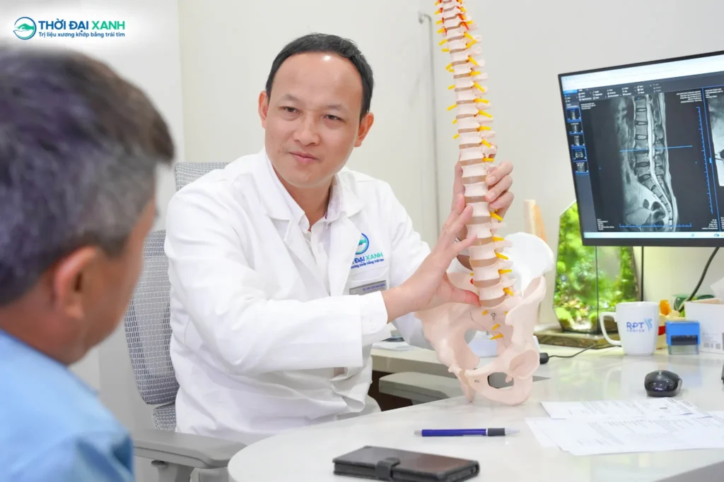 Tình trạng của chú Trọng là minh chứng điển hình cho nguy cơ tổn thương cột sống nghiêm trọng khi chủ quan với chấn thương sinh hoạt ở người lớn tuổi.