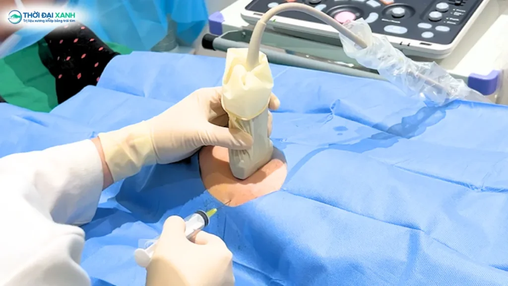 Việc tiêm HA nội khớp phải được thực hiện trong môi trường vô khuẩn tuyệt đối để tránh nguy cơ nhiễm khuẩn khớp.