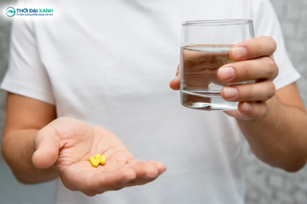 Lạm dụng thuốc giảm đau chỉ giúp giảm cơn tạm thời, là sai lầm phổ biến khiến tình trạng đau xương khớp tái phát với mức độ nghiêm trọng hơn.