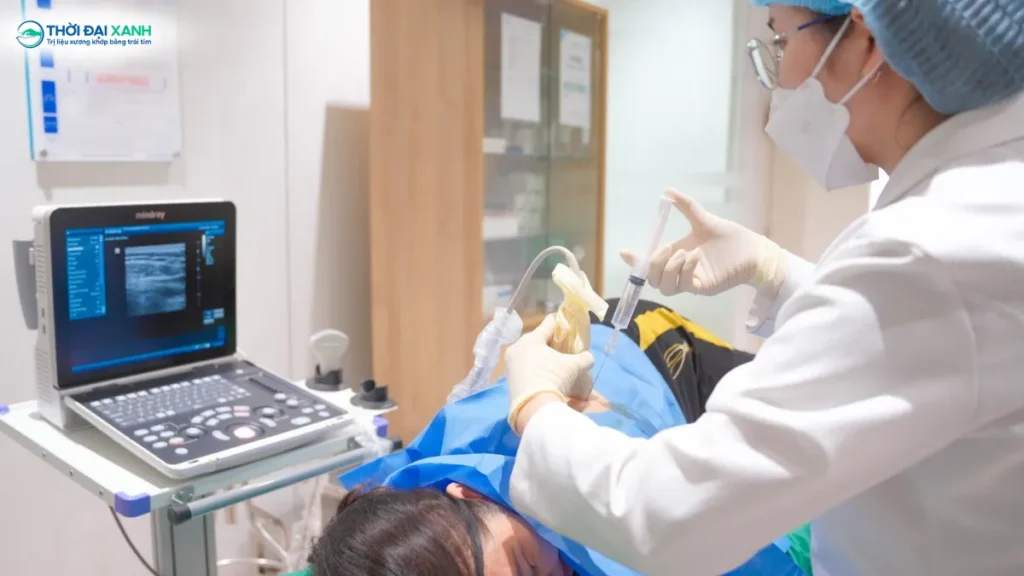 Tại Thời Đại Xanh, quy trình tiêm Acid Hyaluronic được thực hiện theo tiêu chuẩn kiểm soát nhiễm khuẩn khắt khe, phối hợp cùng đội ngũ bác sĩ chuyên khoa giàu kinh nghiệm trong lĩnh vực Nội xương khớp.