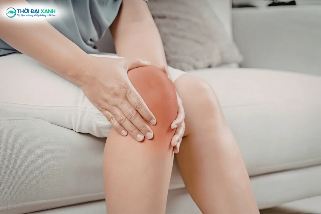 Tiêm khớp giúp giảm đau và hỗ trợ tái tạo sụn khớp, với chỉ định và chống chỉ định cần được đánh giá theo từng tình trạng cụ thể.
