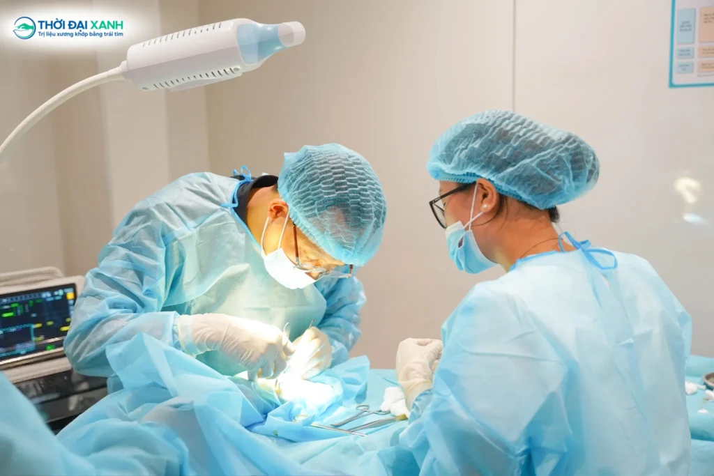 Phòng tiểu phẫu - tiêm khớp được thiết kế theo tiêu chuẩn cao, với hệ thống trang thiết bị hiện đại và quy trình vô khuẩn nghiêm ngặt, đảm bảo an toàn trong các can thiệp ít xâm lấn.