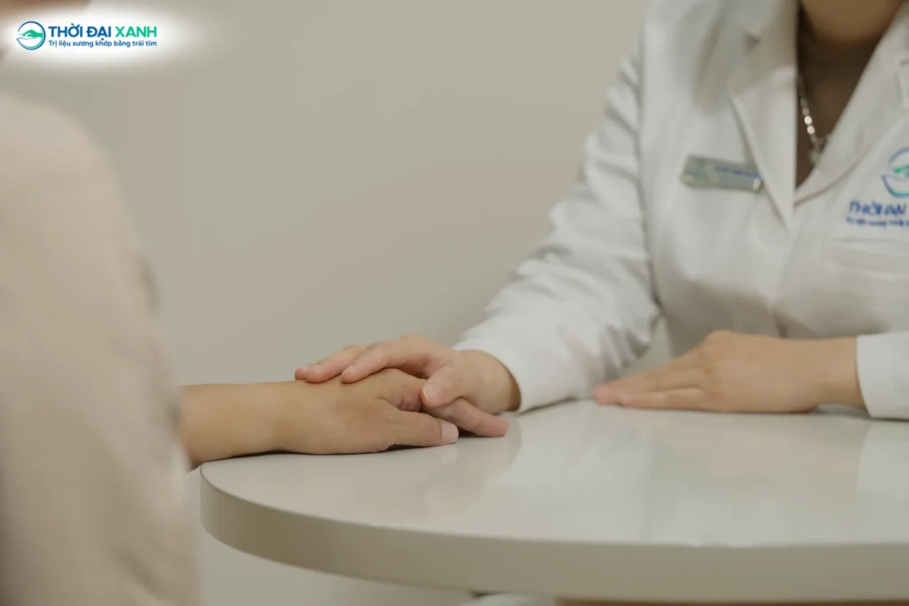 Bằng chuyên môn và tinh thần phụng sự, Thời Đại Xanh góp phần giải quyết gốc rễ đau xương khớp tái phát, giúp người bệnh tìm lại nhịp sống linh hoạt.