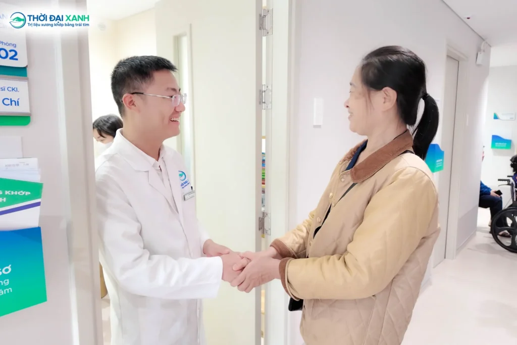 Niềm hạnh phúc và sự tin tưởng gửi gắm qua cái bắt tay ấm áp giữa cô Toan và BS. Trần Quang Chí tại Thời Đại Xanh sau hành trình điều trị thành công.