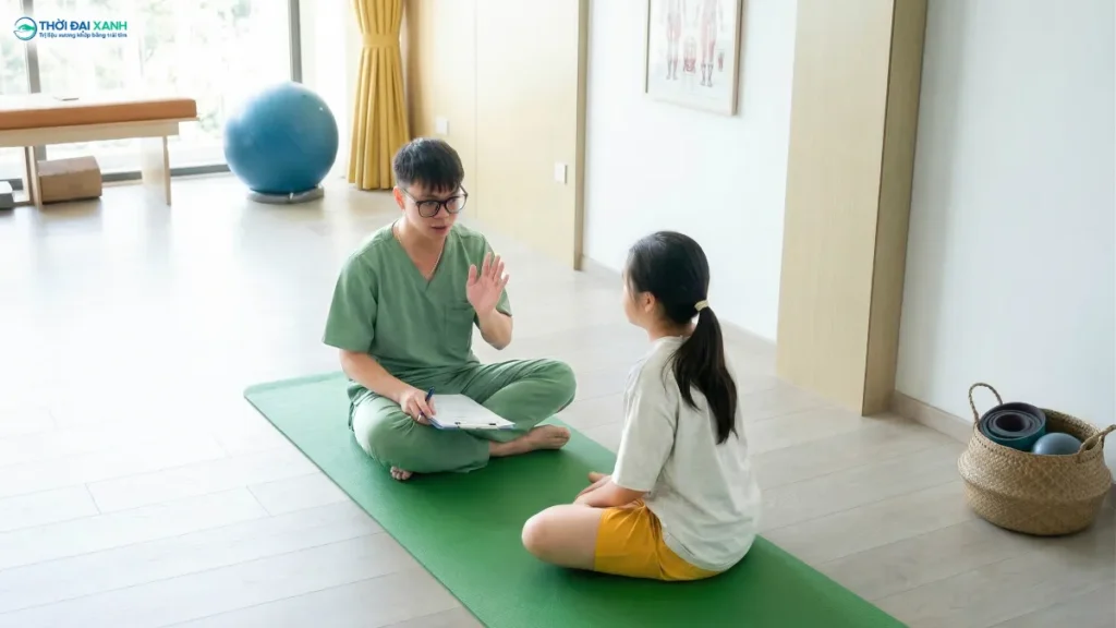 Tại Thời Đại Xanh, hướng can thiệp được xây dựng dựa trên mức độ cong vẹo và độ tuổi xương của từng trẻ.