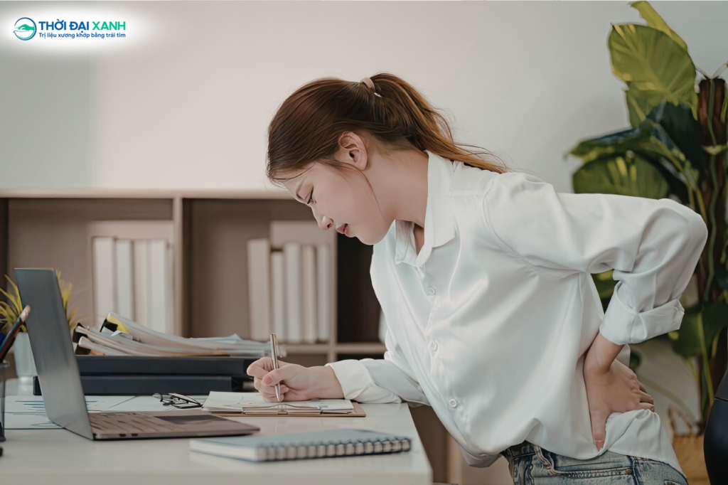 Dễ mỏi lưng khi ngồi hoặc đứng lâu là một trong những dấu hiệu của cong vẹo cột sống