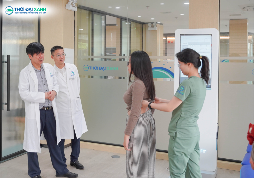 Đội ngũ Giáo sư, Bác sĩ tại Thời Đại Xanh tại buổi hội chẩn và đánh giá tình trạng cong vẹo cột sống của khách hàng