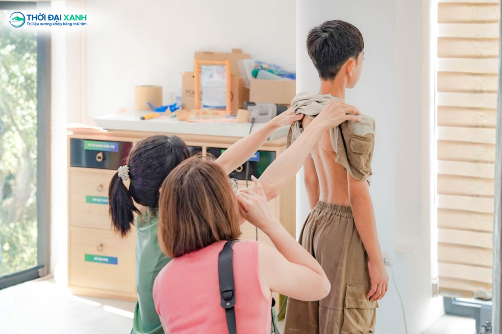 Nhận diện sớm cong vẹo cột sống ở trẻ em là món quà vô giá từ sự quan sát của cha mẹ.
