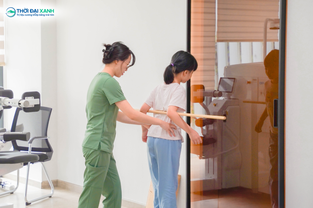 Đội ngũ kỹ thuật viên Thời Đại Xanh đồng hành trong từng bài tập bổ trợ, giúp hỗ trợ cải thiện cong vẹo cột sống ở trẻ em.