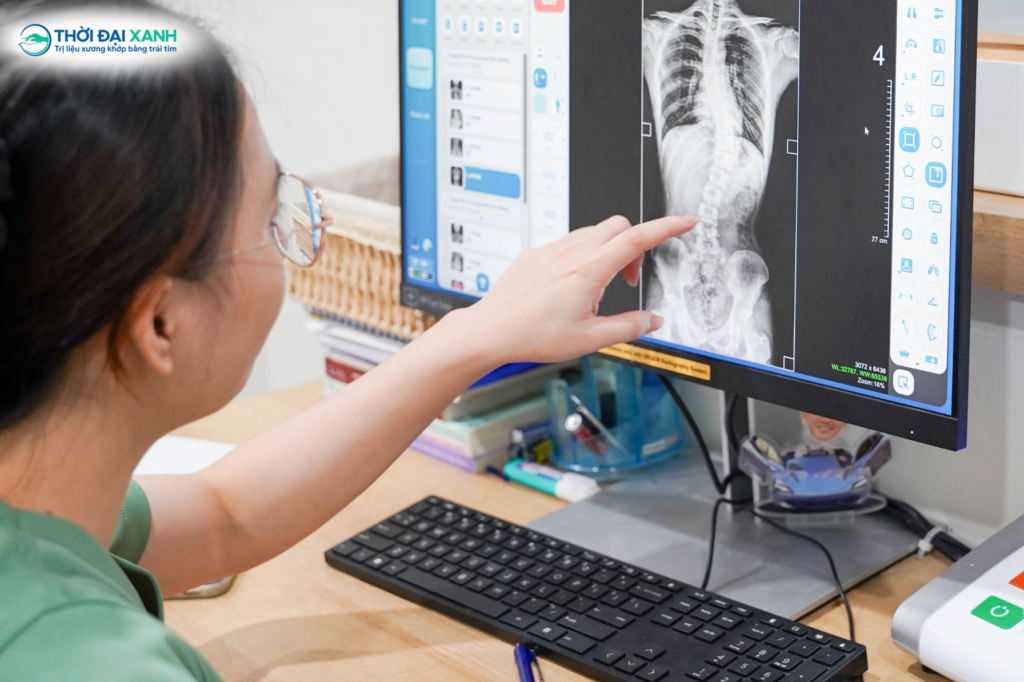 Hiểu rõ nguyên nhân không chỉ giúp cha mẹ an tâm hơn mà còn giúp chủ động bảo vệ vóc dáng cho con từ sớm.