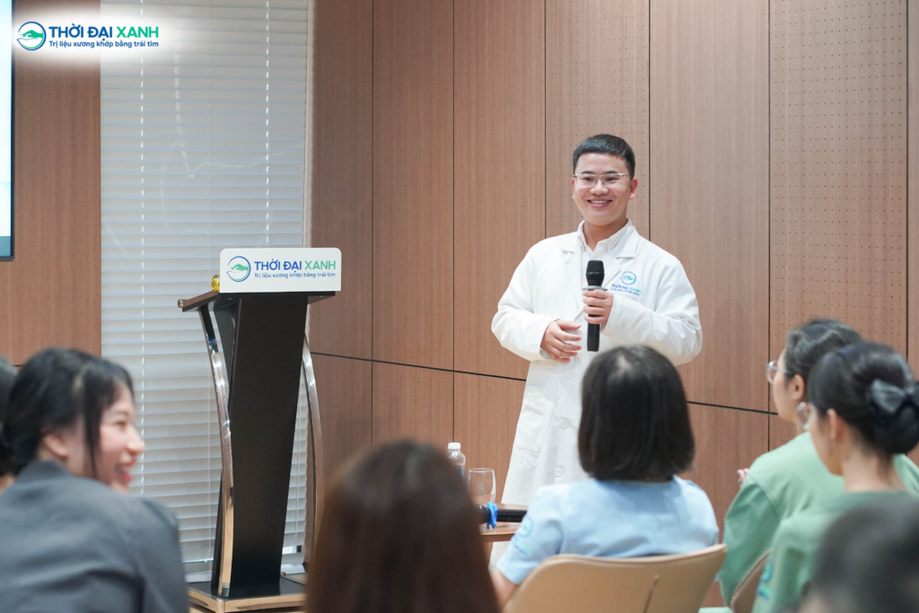 Bác sĩ Nguyễn Văn Như trực tiếp dẫn dắt và chia sẻ tại buổi đào tạo “Cấp cứu ngừng tuần hoàn”.