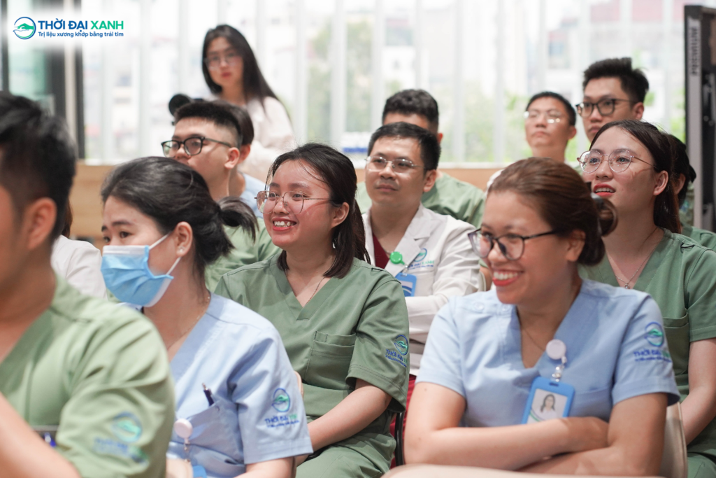 Không khí trao đổi cởi mở giúp đội ngũ nhân viên chủ động nắm bắt kỹ năng Cấp cứu ngừng tuần hoàn qua từng tình huống thực tế.